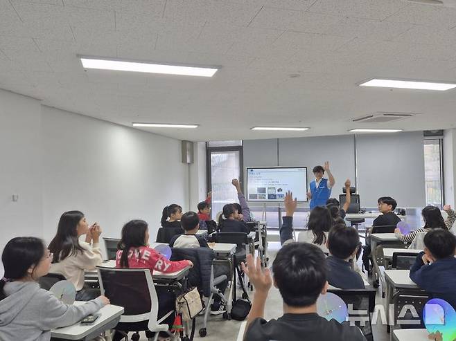 [용인=뉴시스] 삼성전자 반도체 생활과학교실 공유학교 강의 모습(사진제공=용인교육지원청). 2024. 11. 11 photo@newsis.com