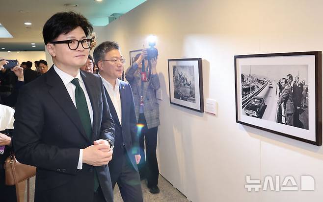 [서울=뉴시스] 권창회 기자 = 한동훈 국민의힘 대표가 11일 오전 서울 여의도 국회 의원회관에서 열린 박정희 대통령 사진전에서 사진을 관람하고 있다. 2024.11.11. kch0523@newsis.com