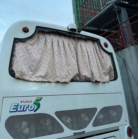 이주형의 장외홈런 타구에 대표팀 야수조 버스 뒷유리가 깨진 모습 / KBO 제공