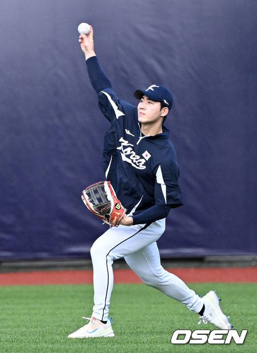 [OSEN=타이베이(대만), 이대선 기자] 류중일 감독이 이끄는 프리미어12 야구대표팀이 9일 오후 대만 티엔무야구장에서 훈련을 진행했다.류중일 감독이 이끄는 야구대표팀은 대만, 쿠바, 일본, 도미니카공화국, 호주와 프리미어12 B조에 편성됐다. 지난 8일 결전지 대만 타이베이에 입성한 류중일호는 9일 훈련, 10일 대만 프로팀과의 연습경기, 12일 훈련으로 현지 분위기를 익힌&nbsp;뒤 13일 타이베이돔에서 대만과 B조 예선 첫 경기를 치른다.조별예선에서 최소 2위에 올라야 슈퍼라운드가 열리는 일본 도쿄돔으로 향할 수 있으며, 대표팀의 목표는 슈퍼라운드 진출이다.이주형이 캐치볼을 하고 있다. 2024.11.09 /sunday@osen.co.kr