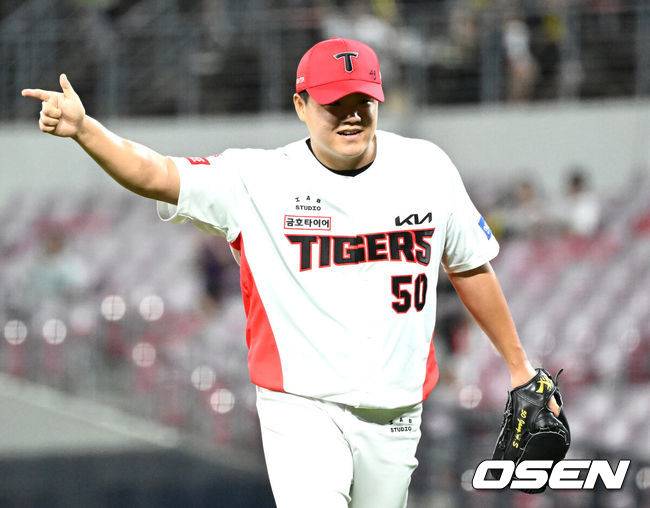 [OSEN=광주, 이대선 기자] 10회초 1사에서 KIA 장현식이 호수비를 펼친 박찬호를 향해 환호하고 있다. 2024.08.08 /sunday@osen.co.kr