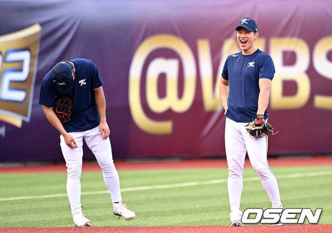 슬그머니 다가가 이야기꽃 피우는 캡틴 송성문