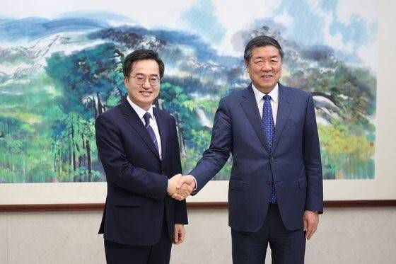 지난해 11월 중국 베이징에서 허리펑 중국공산당 정치국위원 겸 중국 국무원 부총리를 만난 김동연 경기도지사. 경기도 제공