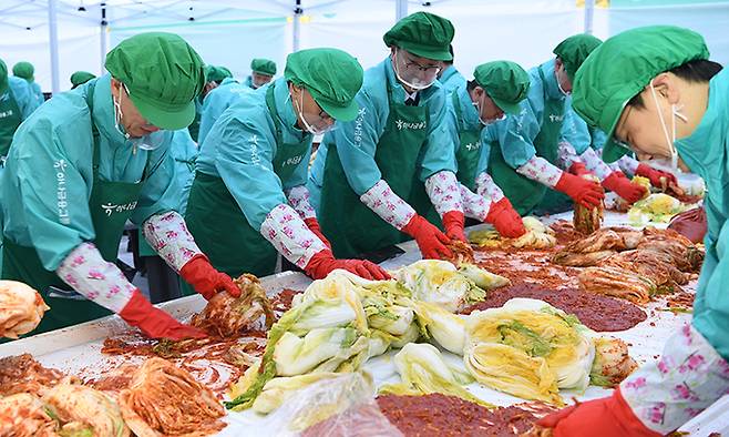 하나금융그룹 임직원들이 11일 오전 서울 중구 하나금융그룹 명동사옥에서 열린 '2024 모두하나데이 사랑의 김장나눔' 행사에서 김장을 하고 있다.