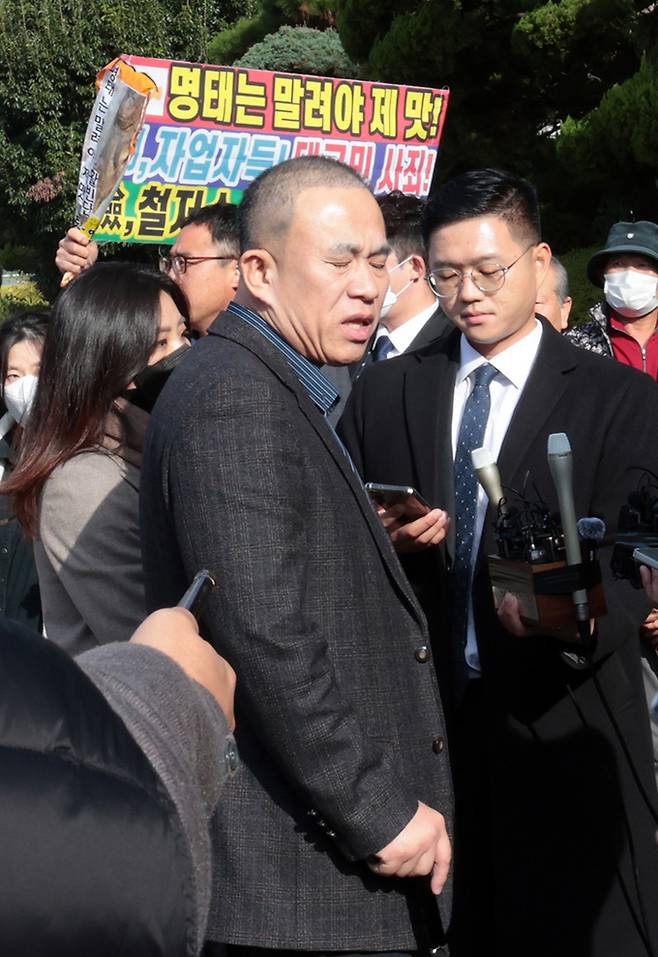 건희 여사 공천 개입 의혹과 미래한국연구소의 불법 여론조사 의혹 등 사건의 핵심 인물인 명태균 씨가 8일 오전 경남 창원시 성산구 창원지방검찰청(창원지검)에 출석하고 있다.창원=연합뉴스