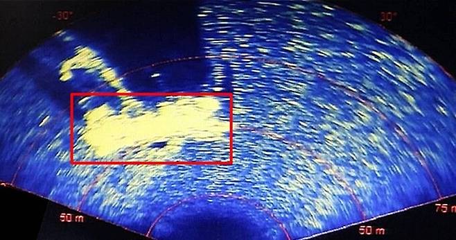 지난 9일 오전 해군 광양함 수중음파탐지기(소나)를 이용해 촬영한 135금성호가 가라앉은 해저면. 네모로 표시한 것이 금성호로, 왼쪽이 선미 오른쪽은 선수로 추정된다. 선수가 230도 방향으로 향하고 있다. 선체에서 길게 뻗어나간 것은 어망으로 추정된다. 해군 제공