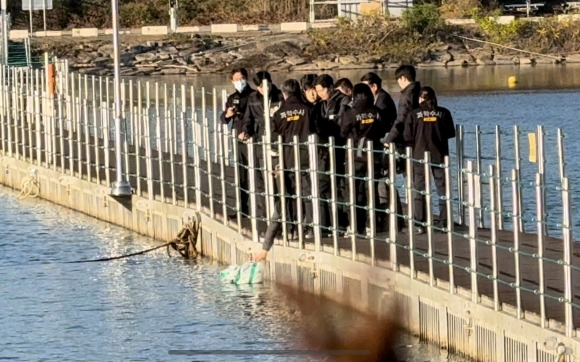 6일 강원 화천군 북한강에서 함께 근무하던 여성 군무원을 살해한 뒤 시신을 훼손하고 북한강에 유기한 현역 군 장교 A(38)씨에 대한 현장 검증이 진행되고 있다. 2024.11.6 연합뉴스