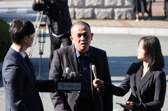 질문에 답변하는 명태균 - 김건희 여사 공천 개입 의혹과 미래한국연구소의 불법 여론조사 의혹 등 사건의 핵심 인물인 명태균씨가 9일 오전 경남 창원시 성산구 창원지방검찰청(창원지검)에 출석해 취재진 질문에 답변하고 있다. 2024.11.9. 연합뉴스