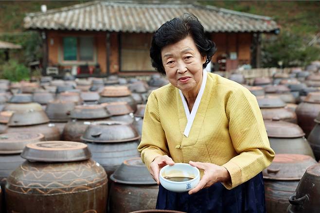 기순도 대한민국 전통식품 진장 명인  (담양=연합뉴스) 조남수 기자 = 기순도 진장 명인이 8일 오후 전남 담양군 창평면 고려전통식품 장고(醬庫)에서 숙성 중인 간장을 소개하고 있다. 2024.11.11