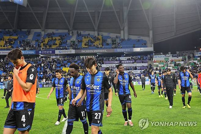 창단 후 첫 2부 리그 강등 (인천=연합뉴스) 임순석 기자 = 10일 인천축구전용경기장에서 열린 프로축구 K리그1 2024 37라운드 인천 유나이티드와 대전하나시티즌 경기에서 2-1로 패하며 2부 리그로 강등된 인천 유나이티드 선수들이 팬들에게 인사하기 위해 이동하고 있다. 2024.11.10 soonseok02@yna.co.kr