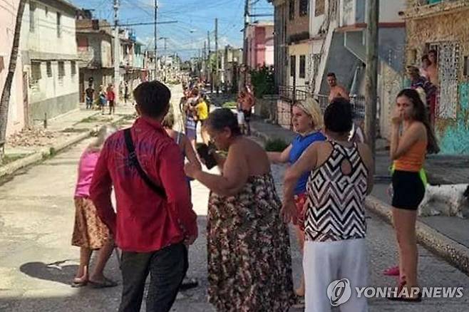 지진에 대피한 쿠바 주민들 [AFP=연합뉴스. 쿠바 기상 연구소 제공. 재판매 및 DB 금지]