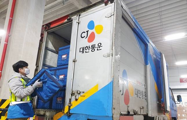 배송기사가 택배를 싣고 있다. /사진=CJ대한통운