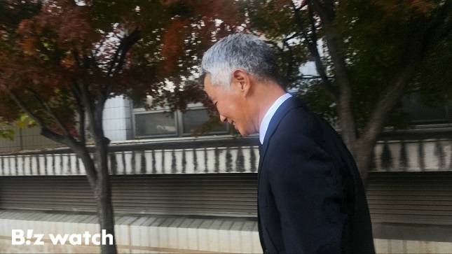 장현국 전 위메이드 대표가 12일 서울남부지방법원을 나서고 있다. /사진=비즈워치