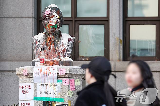 11일 오후 서울 성북구 동덕여자대학교 앞 조동식 선생(동덕여대 설립자) 흉상이 학교 측의 일방적인 남녀공학 전환 추진에 반발한 학생들에 의해 계란과 밀가루 등을 뒤집어 쓴 채로 있다. 2024.11.11/뉴스1 ⓒ News1 민경석 기자