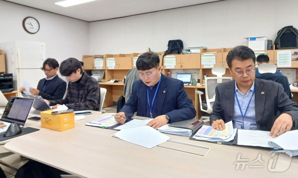 이상곤 전북교육청 예산과장(왼쪽에서 세번째)이 12일 브리핑을 갖고 2025년도 예산안 편성과 관련해 설명하고 있다./뉴스1 임충식기자