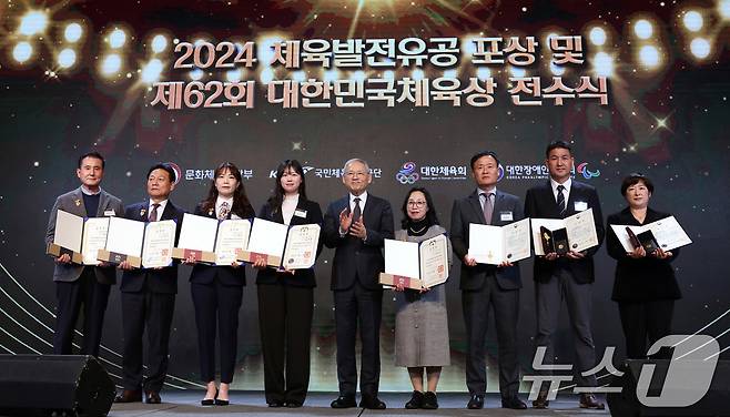 유인촌 문화체육관광부 장관이 12일 서울 중구 더플라자에서 열린 2024 체육발전유공 포상 및 제62회 대한민국체육상 전수식에서 대한민국체육상을 수여한 뒤 수상자와 기념촬영을 하고 있다. (문화체육관광부 제공) 2024.11.12/뉴스1