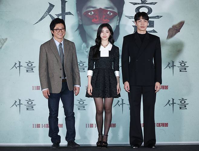 배우 박신양(왼쪽부터), 이레, 이민기가 12일 오후 서울 용산구 CGV용산아이파크몰에서 열린 영화 ‘사흘’ 언론시사회 및 기자간담회에서 포즈를 취하고 있다. 사진 | 연합뉴스