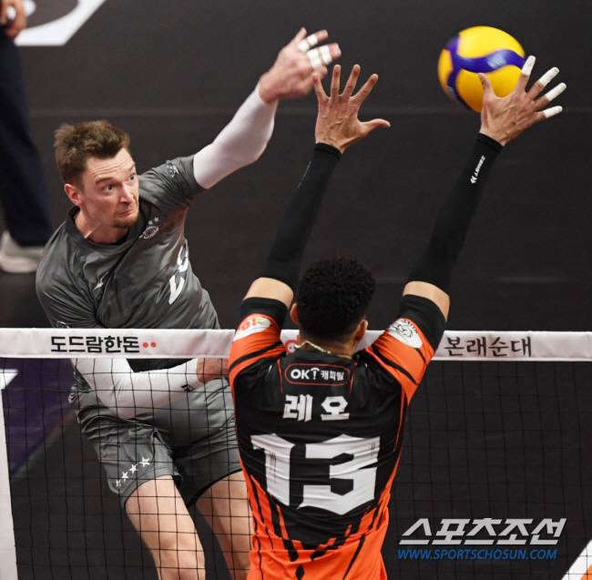 2일 안산상록수체육관에서 열린 V리그 남자부 챔피언결정전 3차전 OK금융그룹과 대한항공의 경기. 대한항공 막심이 블로킹을 피해 공격을 시도하고 있다. 안산=박재만 기자 pjm@sportschosun.com/2024.04.02/