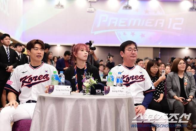 12일 오후 프리미어12 야구대표팀이 대만 타이베이 더하워드 플라자호텔에서 공식 기자회견을 했다. 기자회견에 참석한 대표팀 류중일 감독, 주장 송성문. 타이베이(대만)=송정헌 기자songs@sportschosun.com/2024.11.12/