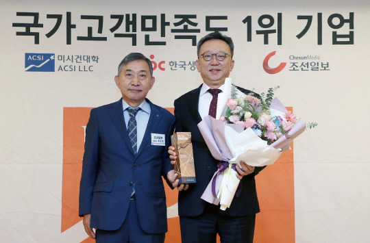 정상혁(오른쪽) 신한은행장과 홍준호 조선일보 대표가 서울 중구 롯데호텔에서 진행한 '국가고객만족도 1위 기업' 조사에서 1위 회사로 선정된 이후 기념촬영을 하고 있다. [신한은행 제공]