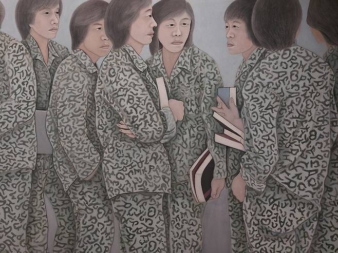 천경자 화백의 제자였던 이숙자 작가의 채색화 ‘캠퍼스 훈련생’(1982). 80년대 초 대학에 출강했던 작가가 교련복을 입고 군사 훈련을 받는 재학생들을 보고 감흥을 느껴 그린 이 작품은 당대 강퍅했던 시대상을 핍진하게 담았다. 노형석 기자