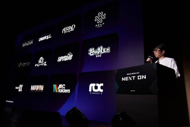 강대현 넥슨 공동대표가 30일 경기 성남시 넥슨코리아 판교 사옥에서 열린 미디어데이 '넥스트 온'에서 넥슨이 공개 예정인 게임 타이틀 12종을 소개하고 있다. 넥슨 제공