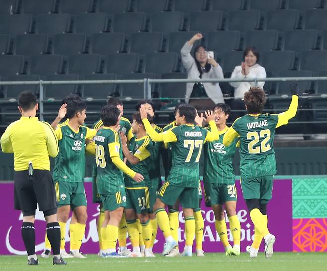 <yonhap photo-5938=""> 전북 현대 티아고, 선제골 (전주=연합뉴스) 나보배 기자 = 7일 전북 전주월드컵경기장에서 열린 아시아축구연맹(AFC) 아시아챔피언스리그2(ACL2) 전북 현대와 슬랑오르FC(말레이시아)의 경기에서 전북 현대 티아고가 선제골을 넣자 선수들이 함께 기뻐하고 있다. 2024.11.7 warm@yna.co.kr/2024-11-07 19:32:49/ <저작권자 ⓒ 1980-2024 ㈜연합뉴스. 무단 전재 재배포 금지, AI 학습 및 활용 금지></yonhap>