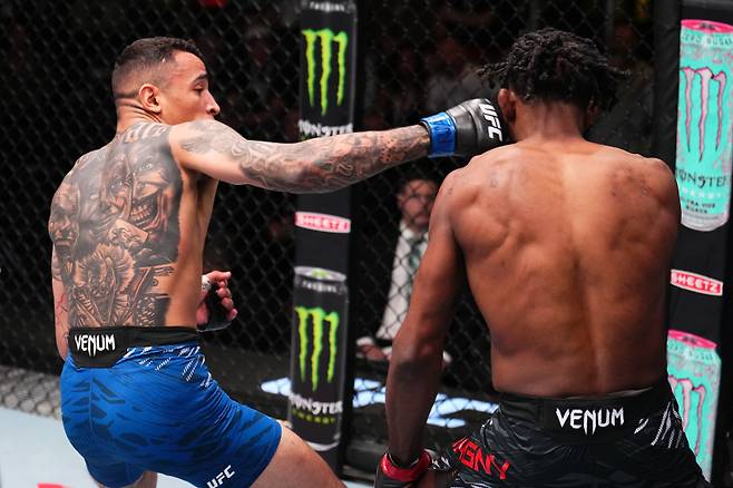 카를로스 프라치스(왼쪽)가 닐 매그니를 꺾고 UFC 4연승을 질주했다. 사진=UFC