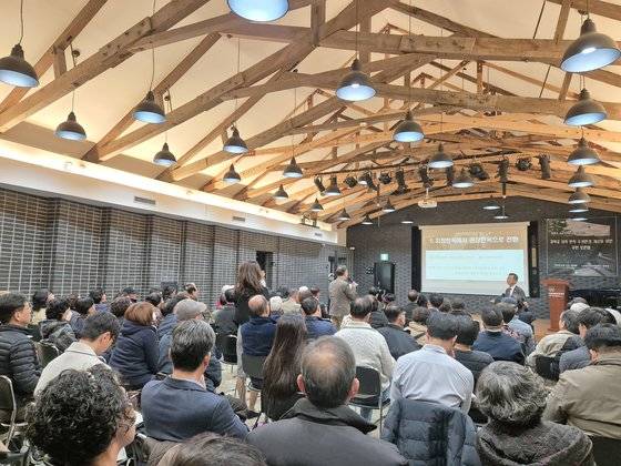지난 8일 종로구 서울생활문화센터에서 열린 '경복궁 서측 한옥 주거환경 개선을 위한 주민토론회'의 모습. 한은화 기자