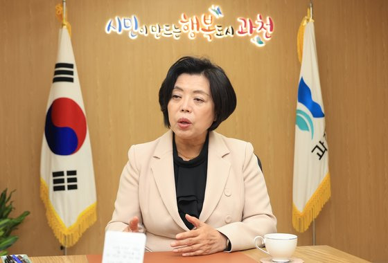 신계용 경기 과천시장이 지난 6일 시청에서 중앙일보와 인터뷰하고 있다. 과천시