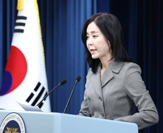 정혜전 대통령실 대변인이 11일 서울 용산 대통령실 청사 브리핑룸에서 수석비서관 회의 등 현안 관련 브리핑을 하고 있다. 뉴스1