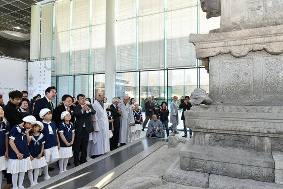 12일 강원도 원주의 법천사지 유적전시관에서 열린 국보 ‘원주 법천사지 지광국사탑’ 복원 기념식에서 원정사 정념 스님, 최응천 국가유산청장, 임종덕 국립문화유산연구원장, 원강수 원주시장(앞줄 가운데 성인들, 오른쪽부터)이 탑을 보면서 담소를 나누고 있다. 사진 국가유산청