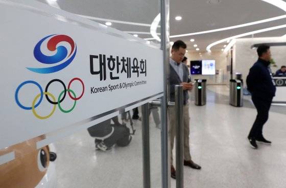 대한체육회 스포츠공정위원회가 열린 서울 송파부 방이동 올림픽회관 출입구로 관계자들이 드나들고 있다. 뉴스1