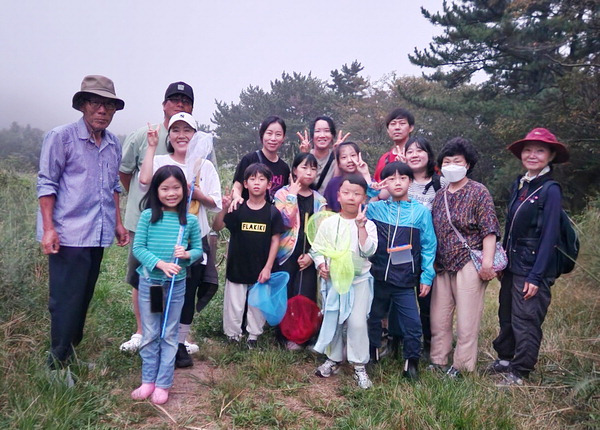 장산습지보존위원회 옥숙표(맨 왼쪽) 위원장이 안개가 자욱한 장산습지에서 어린이와 학부모를 인솔해 빈딧불이를 탐방했다. 대원각사의 안도스님이 사찰 버스로 직접 운전을 지원했다.