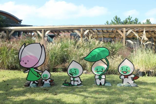 천리포수목원 캐릭터 목련이와 찰리푸스모건 포토존. 천리포수목원 제공