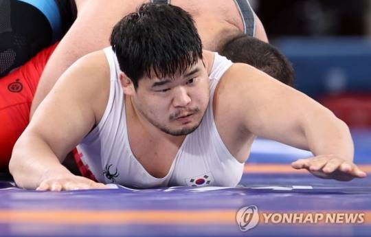 2020도쿄올림픽 레슬링 그레코로만형 130㎏급 16강 경기에서 김민석이 아민 마르자자데에 파테르 공격을 당하는 모습. [연합뉴스 자료사진].