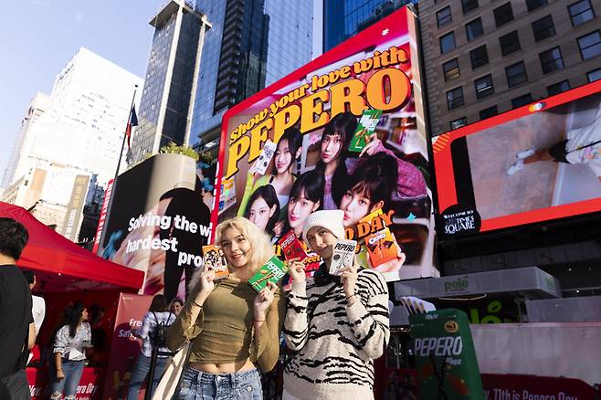 현지시각 11월 11일 뉴욕 타임스 스퀘어 빼빼로데이 행사 방문객이 빼빼로와 함께 기념사진을 촬영하고 있다. / 사진 = 롯데웰푸드