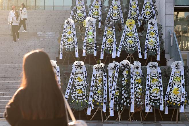 11일 서울 성북구 동덕여대에서 남녀공학 전환에 반대하는 시위가 벌어졌다. 학생들이 항의의 의미로 근조화환을 세운 모습. /사진=뉴스1