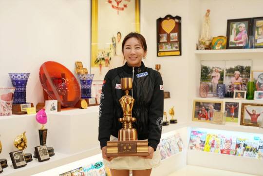 골프선수 이보미는 10일 경기 수원에 자신의 선수 생활을 기념하는 공간인 ‘이보미 골프 갤러리’를 열었다. 본인 제공