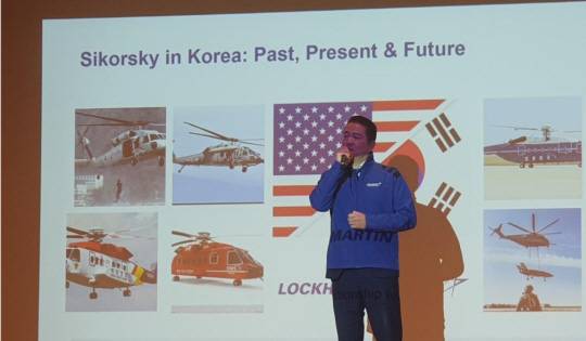 록히드마틴 코리아 이원익 대표가 12일 기자간담회에서 한국군 특수작전용 헬기 사업 관련 록히드마틴-시코르스키가 개발한 ‘킹 스탤리온’으로 불리는 헬기 CH-53K에 대해 설명하고 있다. 연합뉴스 제공