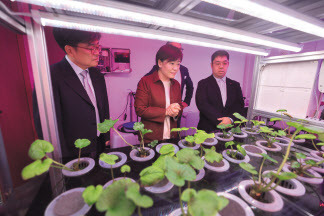 송미령 농림축산식품부 장관이 지난달 17일 부산에 소재한 대한제강 신평공장을 방문하여 폐열 활용 시설과 수직농장을 비롯한 스마트팜을 둘러보고 있다. [연합]