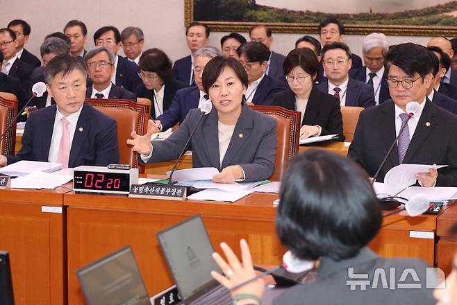 [서울=뉴시스] 고승민 기자 = 송미령 농림수산식품부 장관이 24일 서울 여의도 국회에서 열린 농림축산식품해양수산위원회의 농림축산식품부 및 소관기관 종합감사에서 의원 질의에 답하고 있다. 2024.10.24. kkssmm99@newsis.com