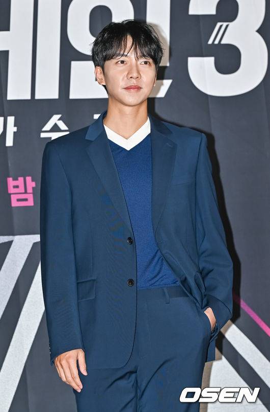 [OSEN=박준형 기자] 26일 오전 서울 상암동 중소기업DMC타워에서 JTBC 새 예능프로그램 '싱어게인 시즌3-무명가수전'(이하 '싱어게인3) 제작발표회가 진행됐다.가수 이승기가 포즈를 취하고 있다. &nbsp;2023.10.26  / soul1014@osen.co.kr