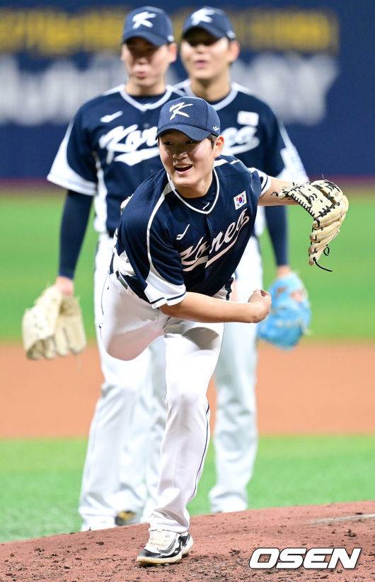 [OSEN=고척, 최규한 기자] 프리미어12를 준비하는 대한민국 야구 대표팀이 25일 오후 서울 고척스카이돔에서 훈련을 가졌다.프리미어12는 세계야구소프트볼연맹(WBSC)에서 개최하는 야구 국제대회로 WBSC 랭킹 상위 12개국이 모여 치르는 대회다. 한국은 2015년 열린 초대 대회에서 우승을 차지했고 2019년 대회에서는 준우승을 달성했다. 이번 대회에서는 9년 만에 우승 탈환을 노린다.&nbsp;야구 대표팀 김택연을 비롯한 선수들이 수비 훈련을 펼치고 있다. 2024.10.25 / dreamer@osen.co.kr