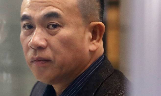 '윤석열 대통령 부부 공천 개입 의혹'의 핵심 인물인 명태균 씨가 8일 오전 정치자금법 위반 혐의 피의자 신분으로 검찰 조사를 받기 위해 경남 창원시 성산구 창원지방검찰청으로 출석하고 있다. 창원=뉴스1