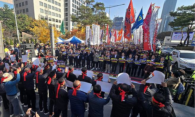 한국후계농업경영인중앙연합회가 12일 국회 앞 차도에서 '농정 혁신 촉구 농민 총궐기 대회'를 하고 있다.