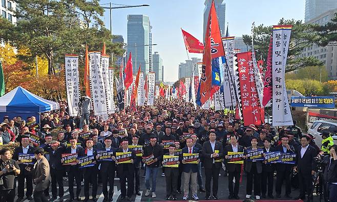 한국후계농업경영인중앙연합회가 12일 국회 앞 차도에서 '농정 혁신 촉구 농민 총궐기 대회'를 하고 있다.