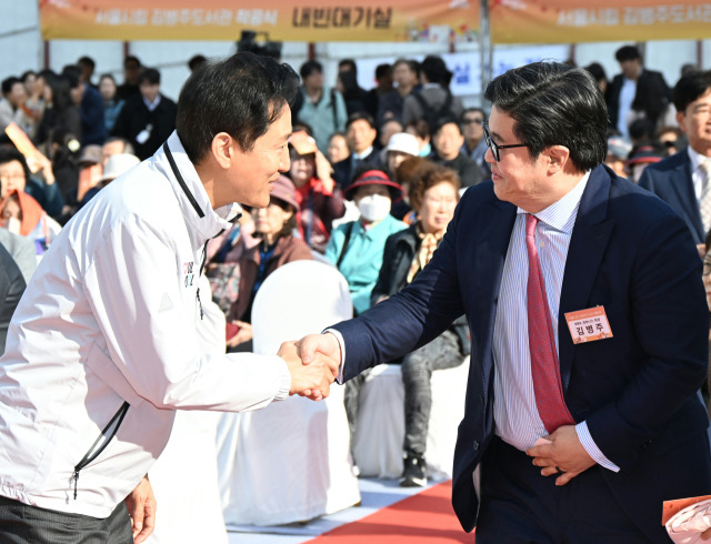 오세훈(왼쪽) 서울시장이 지난 4일 서대문구 북가좌동에서 열린 '서울시립 김병주도서관 착공식'에서 김병주 MBK파트너스 회장과 인사하고 있다.연합뉴스