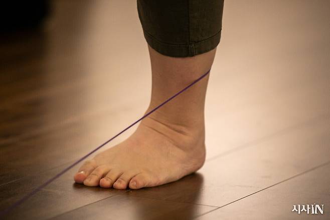 회원들은 평소 잘 사용하지 않는 몸의 부위를 활용해 움직임을 시도하려 한다. ⓒ시사IN 신선영