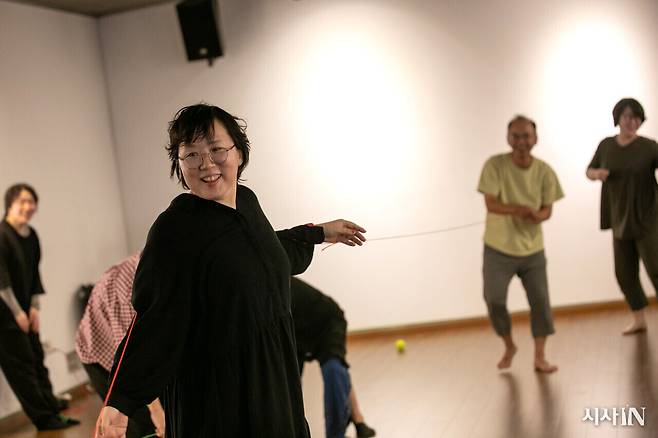 김현주 회장(가운데)이 줄을 활용해 춤을 선보이고 있다. ⓒ시사IN 신선영